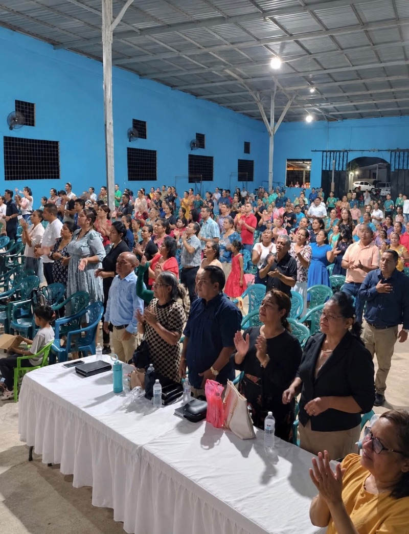 Miembros de la Iglesia Congregacional Pentecostés reunidos durante una actividad en Honduras